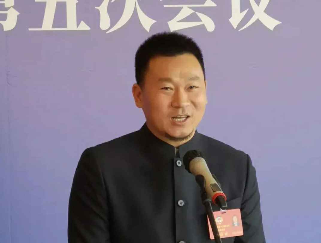 为进一步展示市政协团结、民主、开放、自信的形象，向市民和网友展示政协委员的履职风采，中山市政协十二届五次会议在2月4日上午开幕前开设“委员通道”，市政协委员、米兰app网站官网-米兰(中国)公司总经理陈朝阳走进“委员通道”，回应社会关切的问题。他就如何做好城市应急管理规划的问题进行发言，并回答记者提问。.jpg